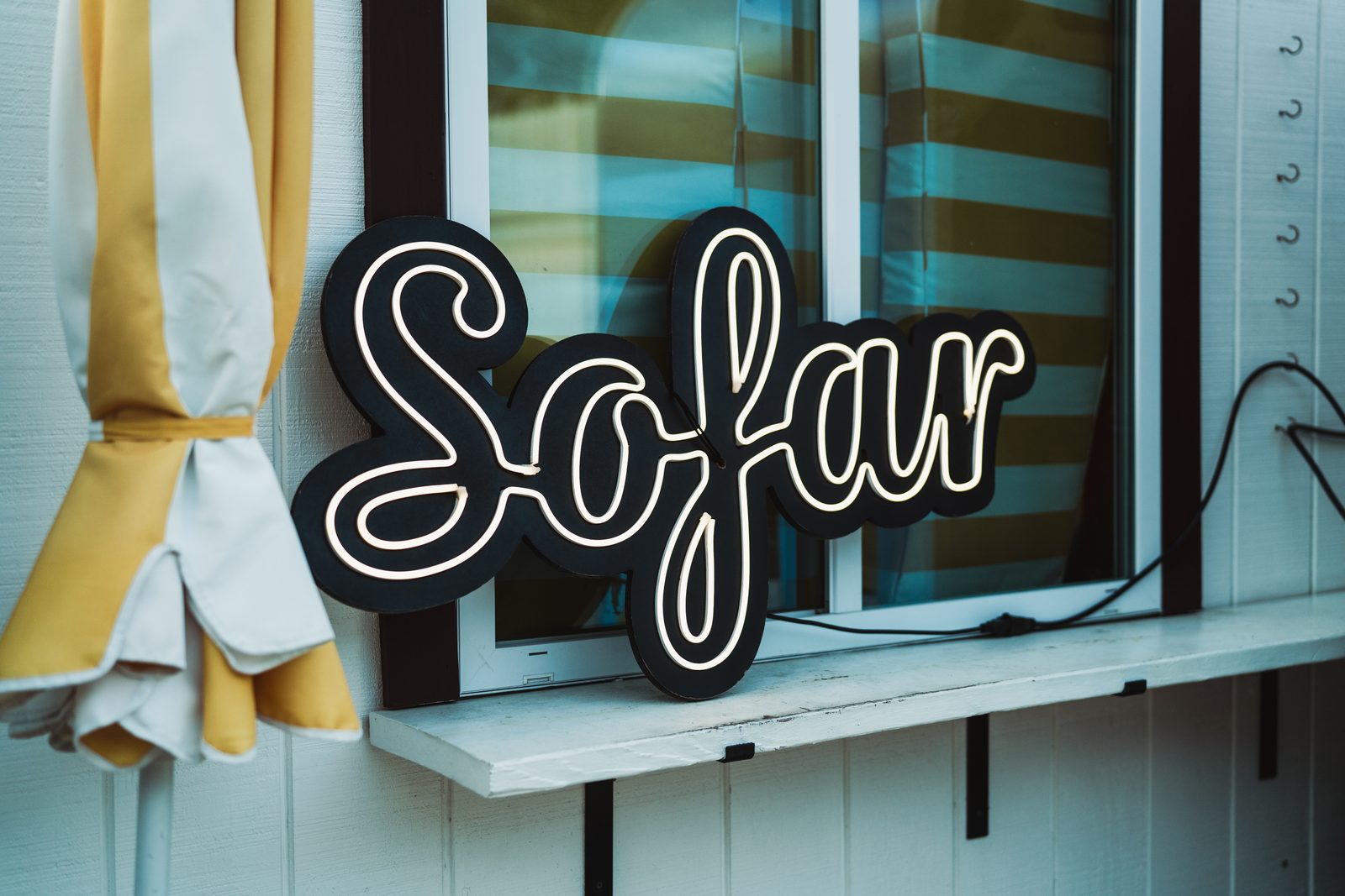 Sofar, in neon